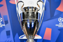 新赛季引援风云：卡雷拉斯与赫伊森，谁是球迷心中最佳选择？